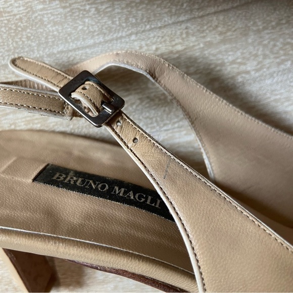 Bruno Magli Peep Toe Sling Back Classic Formal 2.5” Heel Shoes Cream / Tan 6.5 - Picture 7 of 10